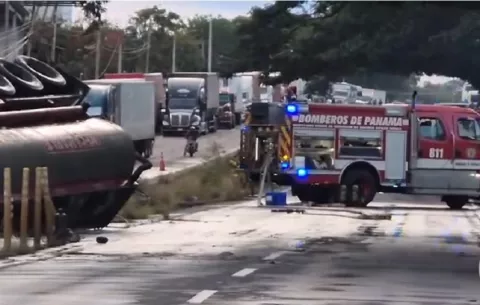 Camión cisterna con 9 miles de galones de combustible se vuelca en Penonomé