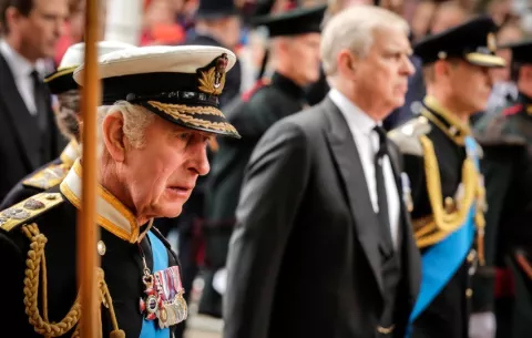 Carlos III formaliza la retirada del título de príncipe a su hermano Andrés