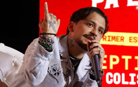 Christian Nodal no ha sido exonerado en la denuncia presentada por Universal Music