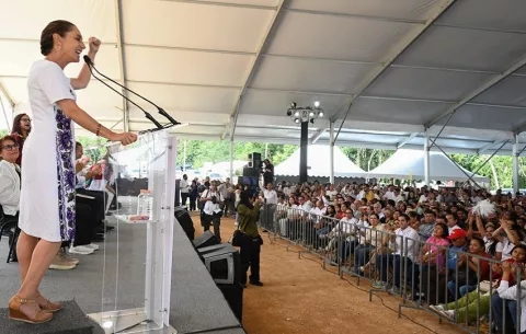 Sheinbaum afirma que el Tren Maya de carga bajará el precio de gasolina en sur de México