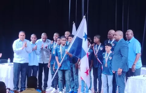Colonenses celebran los 122 años de la separación de Panamá de Colombia
