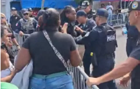 Enfrentamientos entre educadores y la Policía Nacional en la ruta del desfile de Colón