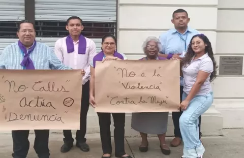 Salen a las calles a pedir un alto a la violencia hacia la mujer
