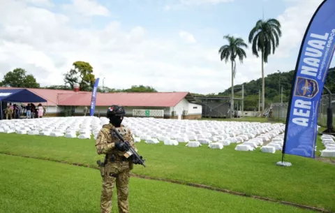 Panamá incauta 13,5 toneladas de cocaína en un barco y captura a una decena de extranjeros