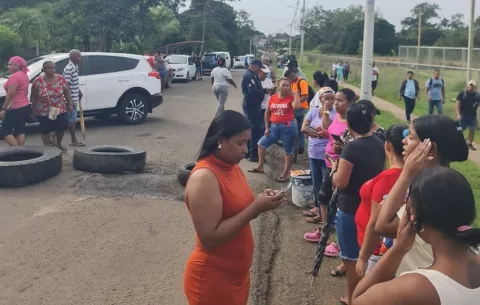 Residentes de Escobal le exigen agua potable al Idaan