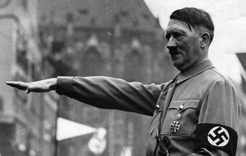 Hitler padecía un trastorno de desarrollo de sus genitales, según revela documental