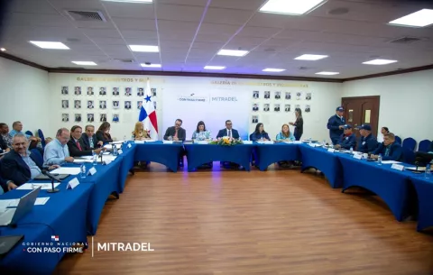 Salario mínimo: Trabajadores aspiran a $900, empresarios están al límite y Mitradel aleja falsas expectativas