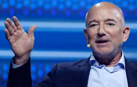 Jeff Bezos busca construir centros de datos en el espacio con su empresa Blue Origin