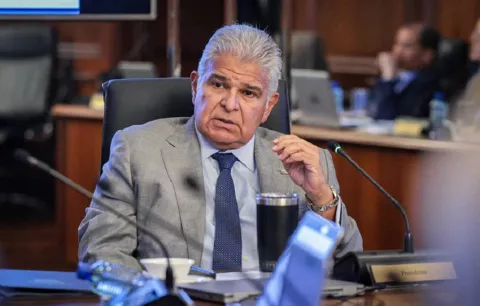 Mulino sanciona ley que regula la abogacía en Panamá
