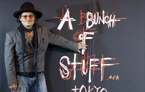 Johnny Depp lleva a Tokio su caótico arte