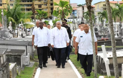 Presidente Mulino rinde homenaje en el Día de los Difuntos