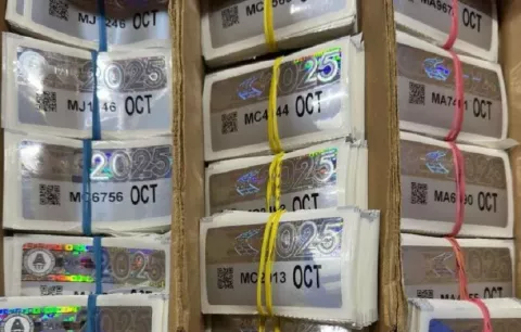 Placas y calcomanías del mes de noviembre de 2025 ya están listas