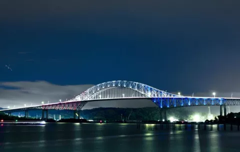 Puente de Las Américas se ilumina en homenaje a la patria