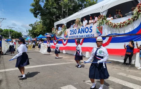 San Carlos le rinde homenaje a los símbolos patrios y además cumple 250 años de fundación