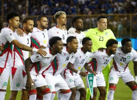 Surinam golea a El Salvador y queda muy cerca de ir a su primer mundial