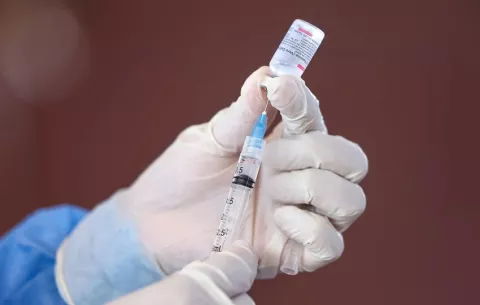 Pérdida de confianza en las vacunas aumentará los casos de neumonía y meningitis, según la OMS
