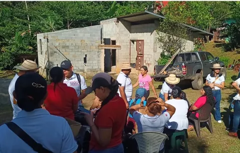 Educadores de Santa Fe celebran el Día del Maestro con obra social en beneficio de estudiante con lupus