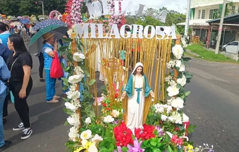 Comunidad católica de Santiago le rinde honor a la Virgen de la Medalla Milagrosa