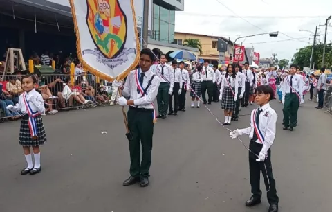 Niños y docentes fueron el alma del desfile del 9 de noviembre en Santiago