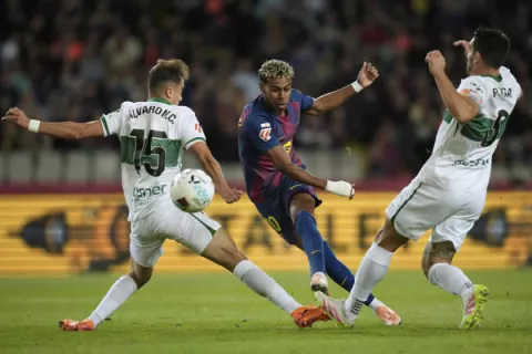 Barcelona recupera la pegada y la sonrisa ante un buen Elche
