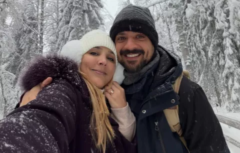 Andrés Morales se comprometió en Noruega con su novia Gulliana Bissot