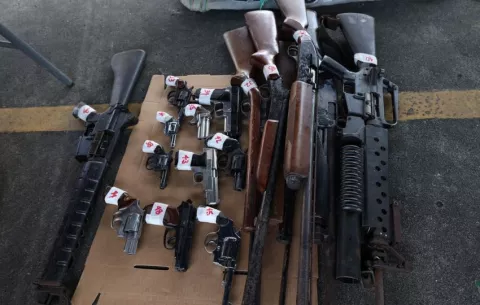 Recuperan 54 armas de fuego durante jornada de 'Armas por Comida y Medicina' en San Miguelito