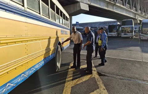 ATTT fiscaliza estado de autobuses ante el aumento de viajes al interior del país