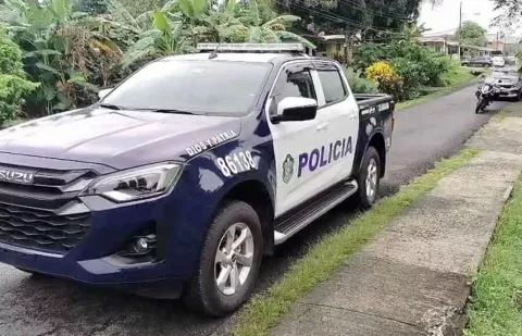 Roba un auto y lo capturan con un cadáver dentro del auto