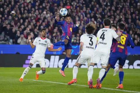 Koundé rescata al Barcelona en la ‘Champions League’