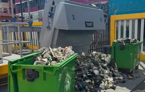 Estación pluvial en Colón amanece lleno de basura
