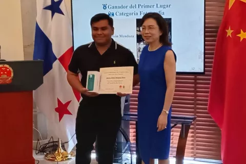'Y si vamos por un siu mai', expresión artística premiada por la embajada de China