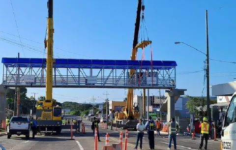 Instalan segundo puente peatonal del intercambiador de Chitré