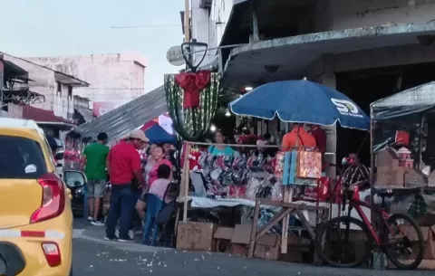 Aumenta el movimiento comercial en Chitré ante la llegada de las fiestas de fin de año