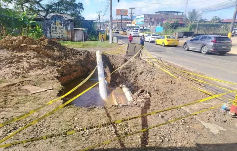 Rotura de tubería manteniene varias comunidades sin agua potable en Colón