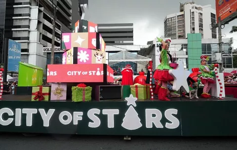 Realizan desfile navideño ‘City of Stars’