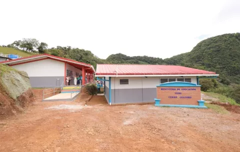 Centro Educativo Cerro Guásimo, en la comarca Ngäbe Buglé, cuenta con modernas instalaciones