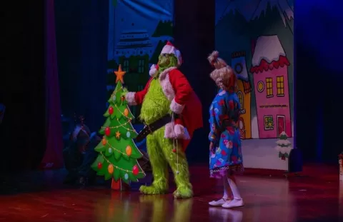 El Grinch se tomó Colón y “robó” la Navidad entre risas y reflexión