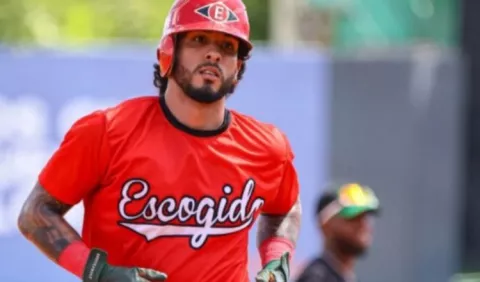Jonathan Araúz pega doble en el triunfo de Leones del Escogido