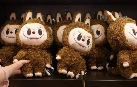 El fenómeno de los muñecos Labubu tendrá película dirigida por el británico Paul King