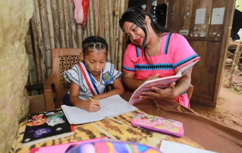  Madres Ngäbe impulsan a sus hijos a ser los mejores estudiantes de su comunidad