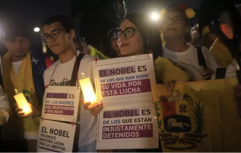En la víspera a la entrega del Nobel, venezolanos en Panamá marcharon por la paz y la libertad en apoyo a Machado