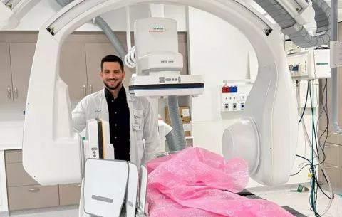 Médico panameño lidera en Israel técnica pionera para salvar vidas tras derrames cerebrales