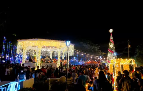 Alcaldía de Penonomé y Cobre Panamá encienden la magia navideña en el Parque 8 de Diciembre