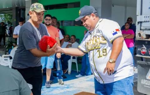 Reciben canastas navideñas, se trata de excolaboradores de la mina