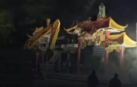 Mirador chino del puente de Las Américas es demolido