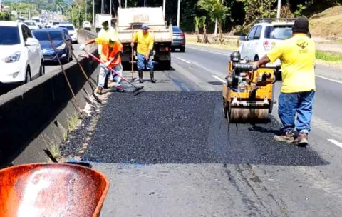 Tres toneladas de asfalto aseguran mayor fluidez en el tramo Arraiján – Howard, asegura el MOP