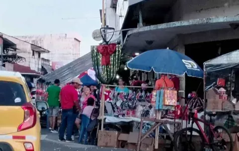 Aumenta el movimiento comercial en Chitré ante la llegada de las fiestas de fin de año