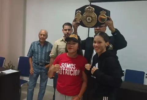 Nataly Delgado cumple con la báscula, lista para defender su título mundial ante 'La Torita' Sánchez