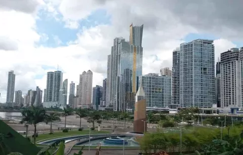 Arias aboga por acabar con la burocracia que frena la inversión en Panamá
