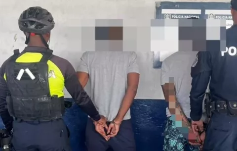 Policías paran un taxi y atrapan a varios con arma de fuego en Colón;  a otro le encuentran carrizos de droga